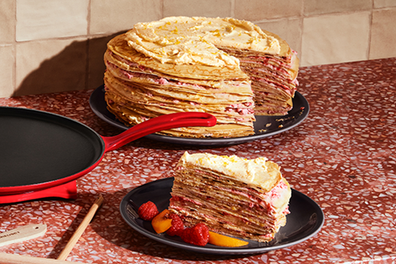 Gâteau de crêpes aux pêches et aux framboises